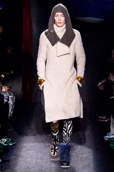 Look 16
